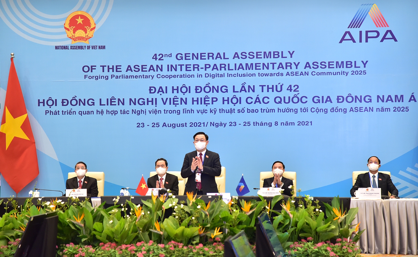 Chủ tịch Quốc hội Vương Đình Huệ dẫn đầu Đoàn đại biểu cấp cao Quốc hội Việt Nam tham dự AIPA-42 tại điểm cầu Trung tâm Hội nghị quốc tế, Hà Nội. Ảnh:VGP/Nhật Bắc